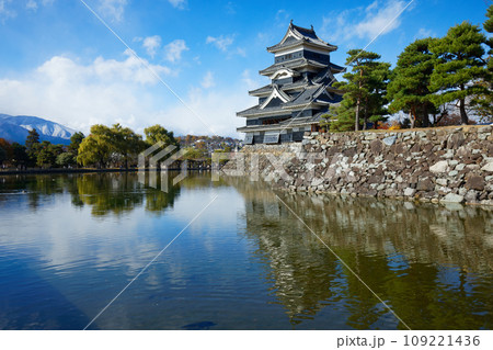 紅葉の松本城と水面に映える景観 北アルプスの山並み 紅葉の松本城と水面に映える景観 北アルプスの山並み 109221436