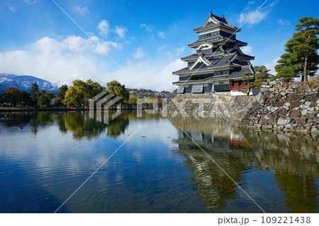 紅葉の松本城と水面に映える景観　北アルプスの山並み 109221438