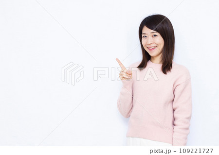 オススメしている40代の女性 オススメしている40代の女性 109221727