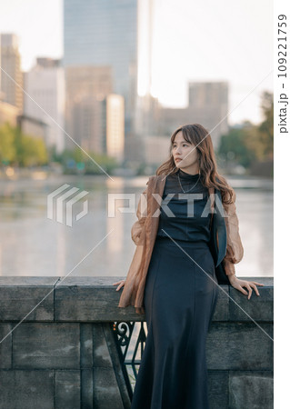 都会に佇む女性 都会に佇む女性 109221759