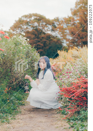花畑に佇む若い女性 109222075