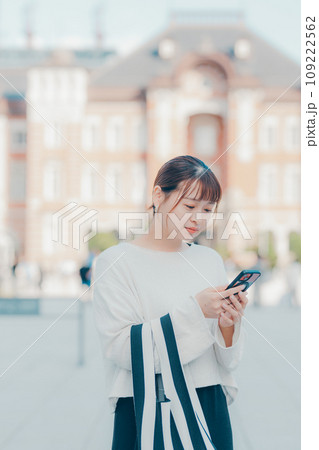 街でスマホを使う女性 街でスマホを使う女性 109222562