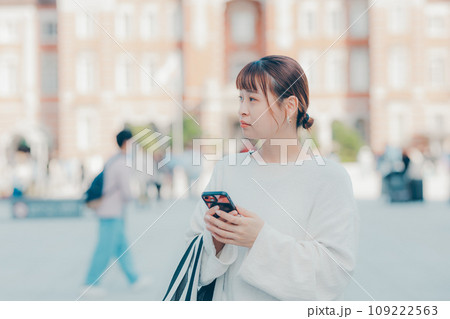 街でスマホを使う女性 109222563