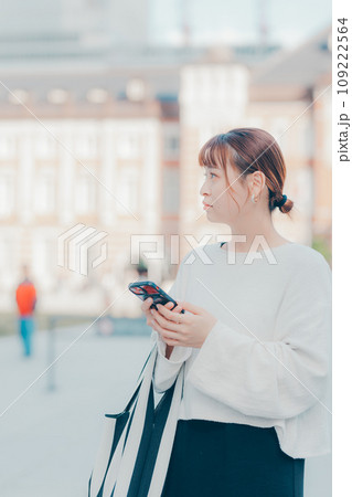 街でスマホを使う女性 街でスマホを使う女性 109222564