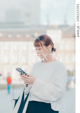 街でスマホを使う女性 街でスマホを使う女性 109222565
