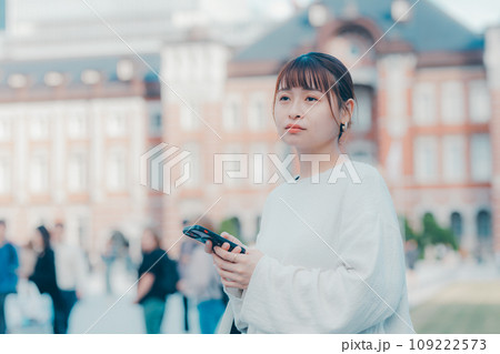 街でスマホを使う女性 109222573