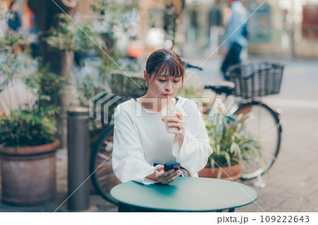 カフェをしながらスマホを操作する若い女性 カフェをしながらスマホを操作する若い女性 109222643
