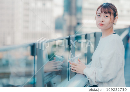 外でコーヒーを飲む若い女性 外でコーヒーを飲む若い女性 109222750
