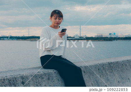 海辺で音楽を聴く女性 109222853