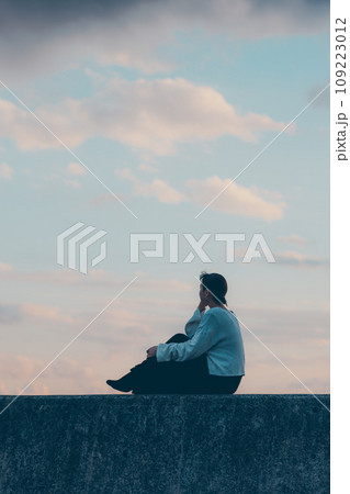 海を見つめる若い女性 109223012