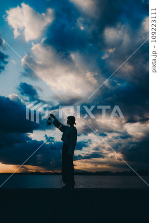 若い女性のシルエットの写真 若い女性のシルエットの写真 109223111