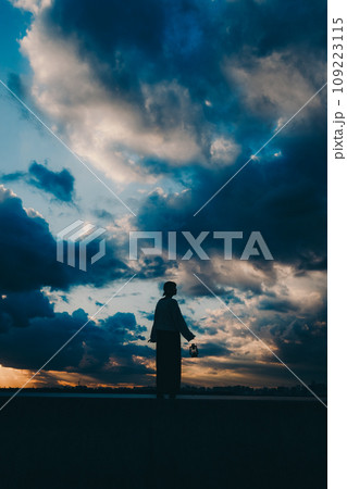 若い女性のシルエットの写真 109223115