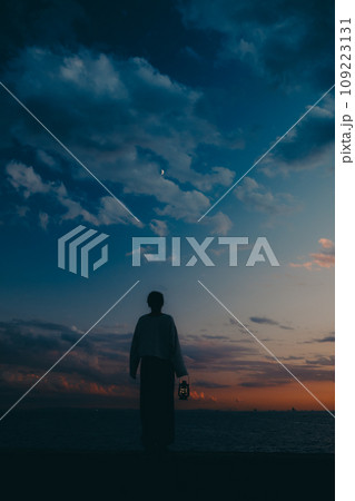 若い女性のシルエットの写真 109223131