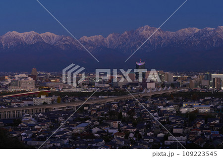 富山市全景市街地と冠雪の立山連峰北アルプス立山あおぐ特等席呉羽山展望台からの煌めく夜景 109223545