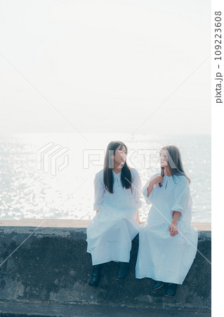 海辺で佇む若い女性2人の写真 109223608