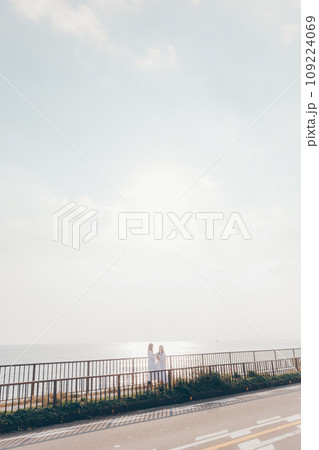 海辺で会話をしている若い女性2人の写真 海辺で会話をしている若い女性2人の写真 109224069