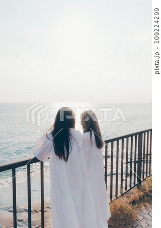 海を眺める若い女性2人 109224299