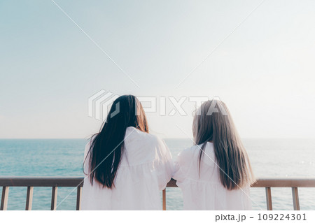 海を眺める若い女性2人 109224301