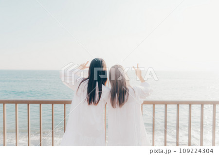 海を眺める若い女性2人 109224304