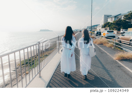 海辺で散歩している若い女性2人 海辺で散歩している若い女性2人 109224349