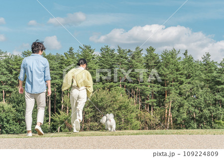 愛犬を可愛がる飼い主の親子・犬の散歩(父親と娘) 愛犬を可愛がる飼い主の親子・犬の散歩(父親と娘) 109224809