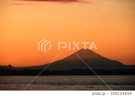 富津岬から見た富士山夕景 109224894