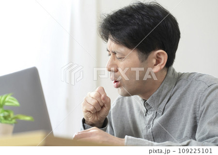 体調不良の男性 体調不良の男性 109225101