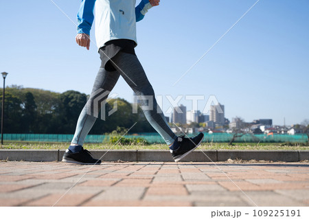 外でランニング・ウォーキングをする健康的な女性 109225191