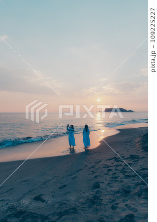 砂浜を歩いている若い女性2人 109225227
