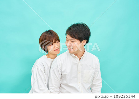 親しい雰囲気の男女 親しい雰囲気の男女 109225344