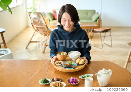 朝食を乗せたお盆を手に持つ女性 朝食を乗せたお盆を手に持つ女性 109225360