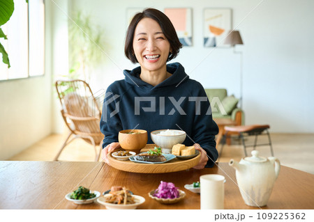 朝食を乗せたお盆を手に持つ女性 109225362