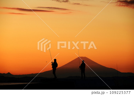 夕暮れの富士山と釣り人 109225377