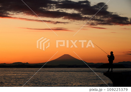 夕暮れの富士山と釣り人 夕暮れの富士山と釣り人 109225379