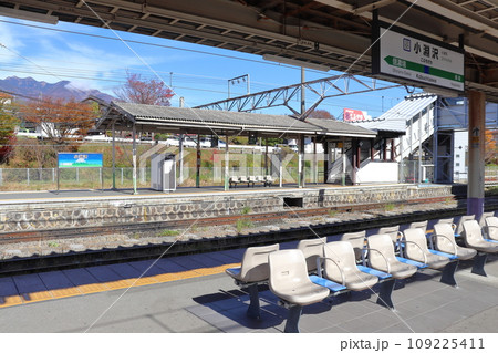 小淵沢駅の中央本線と小海線でデザインが異なる駅名標 小淵沢駅の中央本線と小海線でデザインが異なる駅名標 109225411