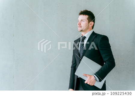 ノートパソコンを持つ外国人ビジネスマン（貿易・通訳・翻訳・英会話・グローバル） 109225430