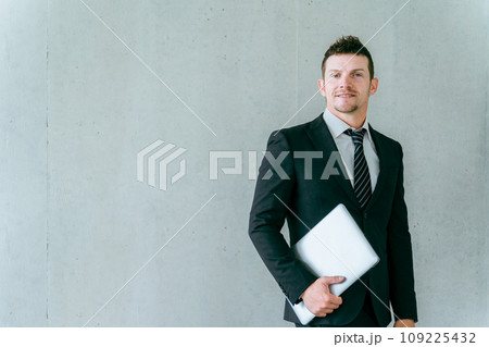 ノートパソコンを持つ外国人ビジネスマン（貿易・通訳・翻訳・英会話・グローバル） 109225432