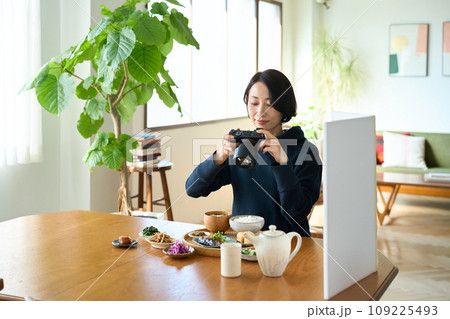 朝食をカメラで撮影する女性 109225493