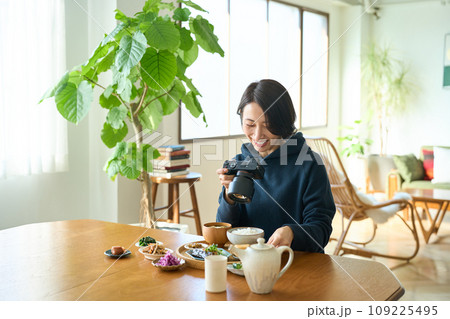 朝食をカメラで撮影する女性 朝食をカメラで撮影する女性 109225495