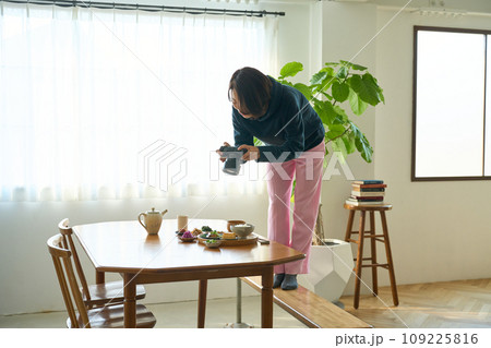 料理をカメラで撮影する女性 109225816