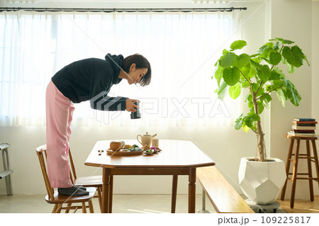 料理をカメラで撮影する女性 109225817