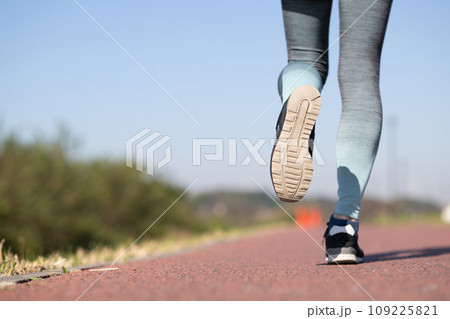 外でランニングをする健康的な女性の足元 109225821