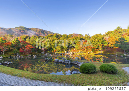 京都 天龍寺 早朝の曹源池庭園の紅葉 京都 天龍寺 早朝の曹源池庭園の紅葉 109225837