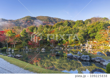 京都　天龍寺　早朝の曹源池庭園の紅葉　 109225838