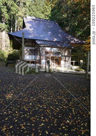 岡山県勝田郡奈義町にある浄土宗の寺「菩提寺」:本堂(紅葉の頃) 岡山県勝田郡奈義町にある浄土宗の寺「菩提寺」:本堂(紅葉の頃) 109225965