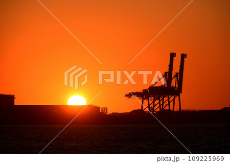 夕暮れの千葉港とガントリークレーン 109225969