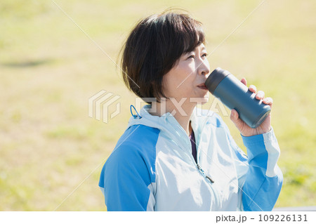 運動の後に飲み物を飲むリフレッシュした健康的な女性 109226131