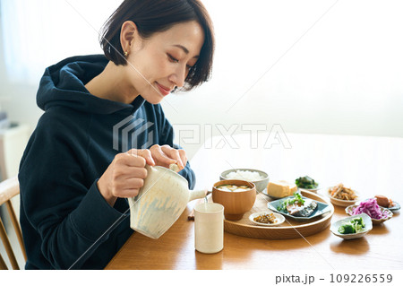 急須でお茶を注ぐ女性 109226559