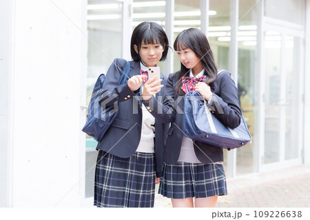友達とおしゃべりする女子高校生　撮影協力：有明教育芸術短期大学 109226638