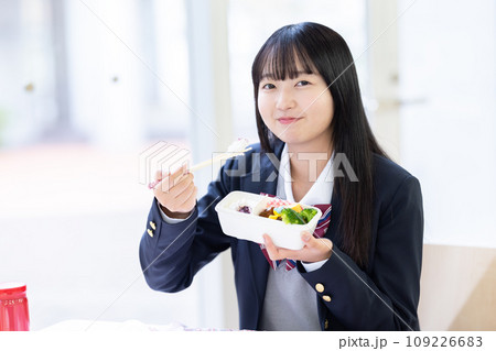 お弁当を食べる女子高生 撮影協力:有明教育芸術短期大学 お弁当を食べる女子高生 撮影協力:有明教育芸術短期大学 109226683